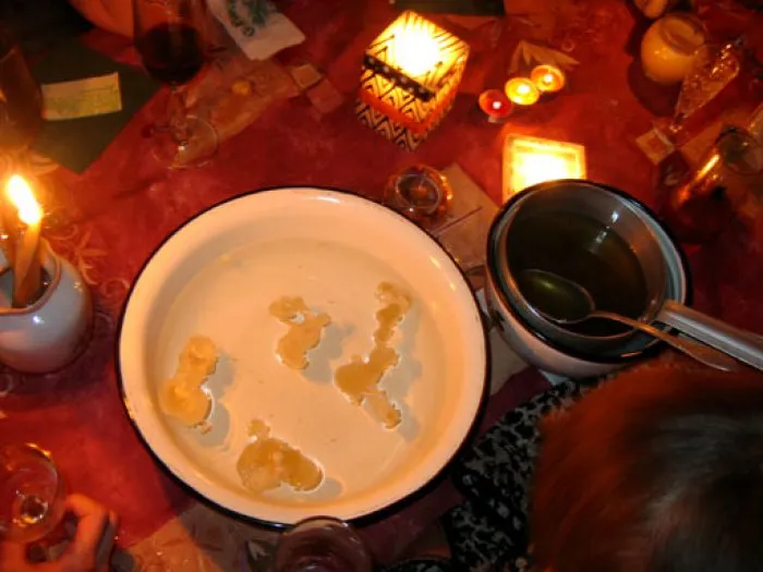 Отливка воском для снятия порчи у гадалки